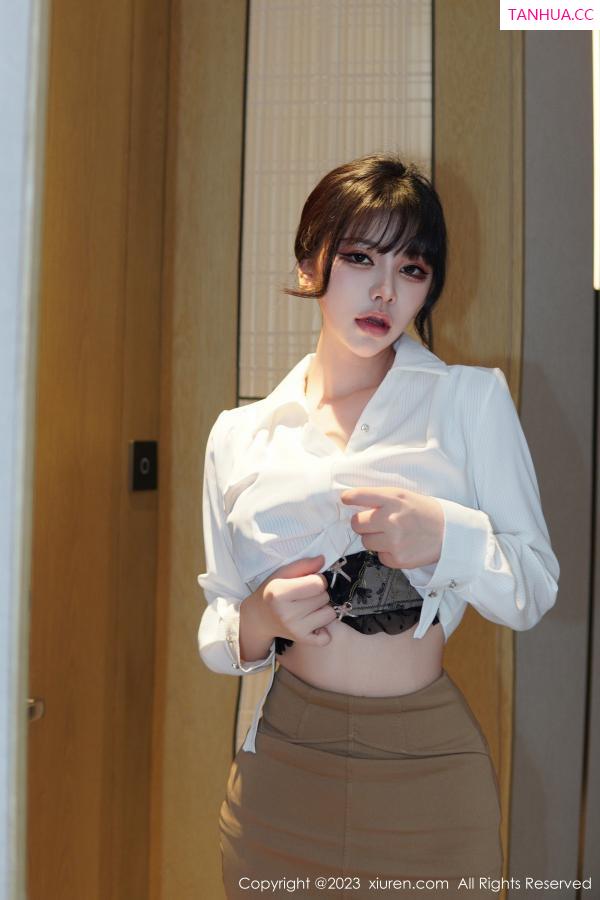   [XiuRen]高清写真图 2023.01.10 No.6111 桃桃子_ 短裙美腿第21张图片